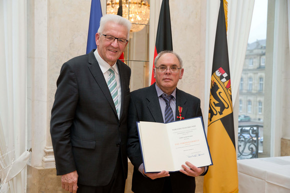 Tag des Ehrenamtes Kretschmann würdigt besonderes ehrenamtliches Engagement Ministerpräsident Winfried Kretschmann (l.) und Achim Wegmer (r.)