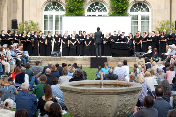 Parköffnung Exklusives Konzert der Staatsoper Stuttgart im Park der Villa Reitzenstein Auftritt des Staatsopernchores im Park der Villa Reitzenstein (Bild: Staatsministerium Baden-Württemberg)