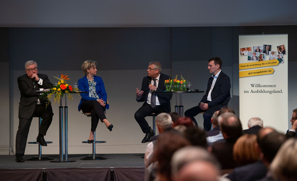 Ausbildung 4.0 Forum Ausbildung 4.0 digital - vernetzt - zukunftsfähig Forum Ausbildung 4.0
