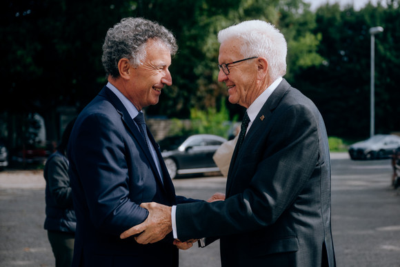 Europa Kretschmann auf Delegationsreise in Frankreich und der Schweiz Franck Leroy (links), Präsident der Region Grand Est, und Ministerpräsident Winfried Kretschmann (rechts) treffen sich beim Centre Européen des Sciences Quantiques in Straßburg.