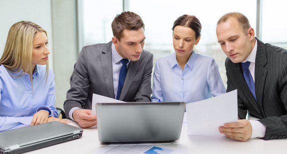 Zwei Frauen und zwei Männer in einer Besprechung (Quelle: syda productions, Fotolia)