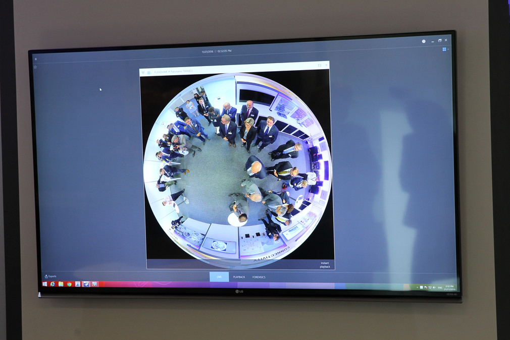 Blick von oben durch eine Kamera auf die Delegation bei der Besichtigung des Showcase Experience Centers von Bosch.