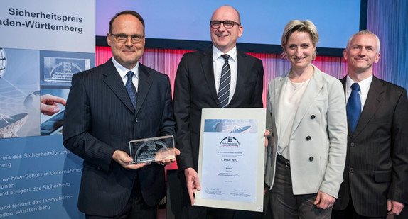 Wirtschaftsministerin Dr. Nicole Hoffmeister-Kraut verlieh den Sicherheitspreis 2017 am 30. März 2017 auf der Fachmesse eltefa in Stuttgart an die Sick AG aus Waldkirch.