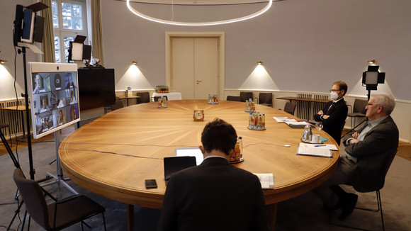 Bürokratieabbau Neue Empfehlungsberichte des Normenkontrollrats zum Bürokratieabbau Videokonferenz von Ministerpräsident Winfried Kretschmann (r.) und dem Koordinator für Bürokratieabbau, Dr. Florian Stegmann (2.v.r.) mit den Mitgliedern des Normenkontrollrats Baden-Württemberg