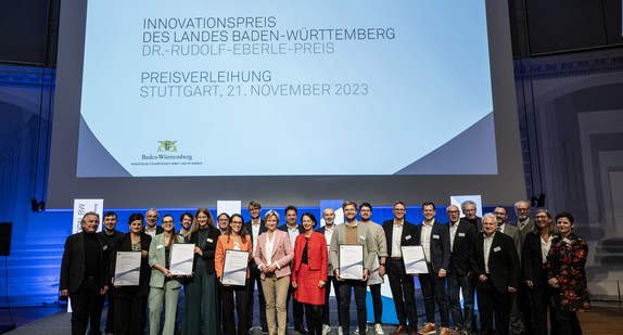 Gruppenbild Ministerin Dr. Hoffmeister-Kraut mit den Gewinnern des Innovationspreises 2023