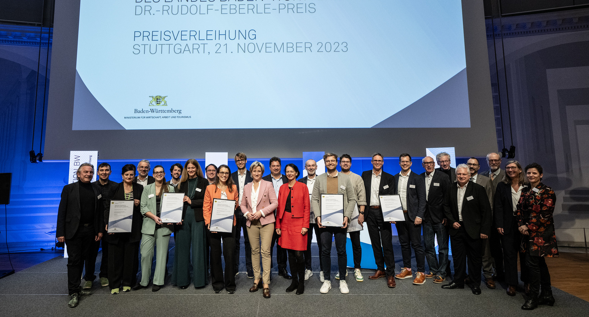 Gruppenbild Ministerin Dr. Hoffmeister-Kraut mit den Gewinnern des Innovationspreises 2023