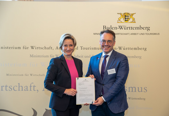 Die Ministerin für Wirtschaft und Tourismus Frau Dr.Nicole Hoffmeister-Kraut übergibt die Förderbescheide für berufliche Bildung an die Bildungseinrichtungen in Baden-Württemberg.