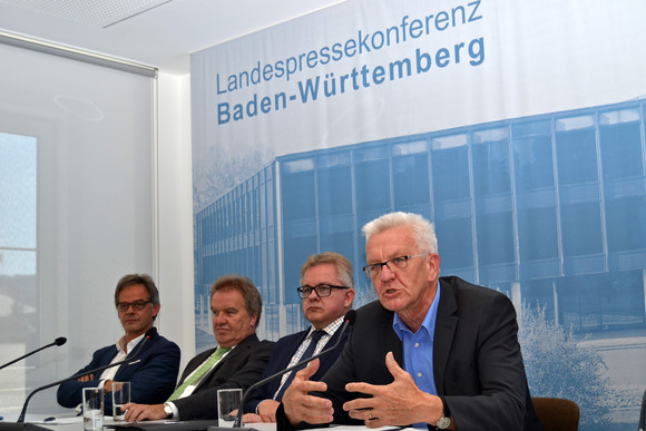 Pressekonferenz Biosphärenreservat und Bewährungs- und Gerichtshilfe v.l.n.r.: Regierungssprecher Rudi Hoogvliet, Umweltminister Franz Untersteller, Justizminister Guido Wolf und Ministerpräsident Winfried Kretschmann