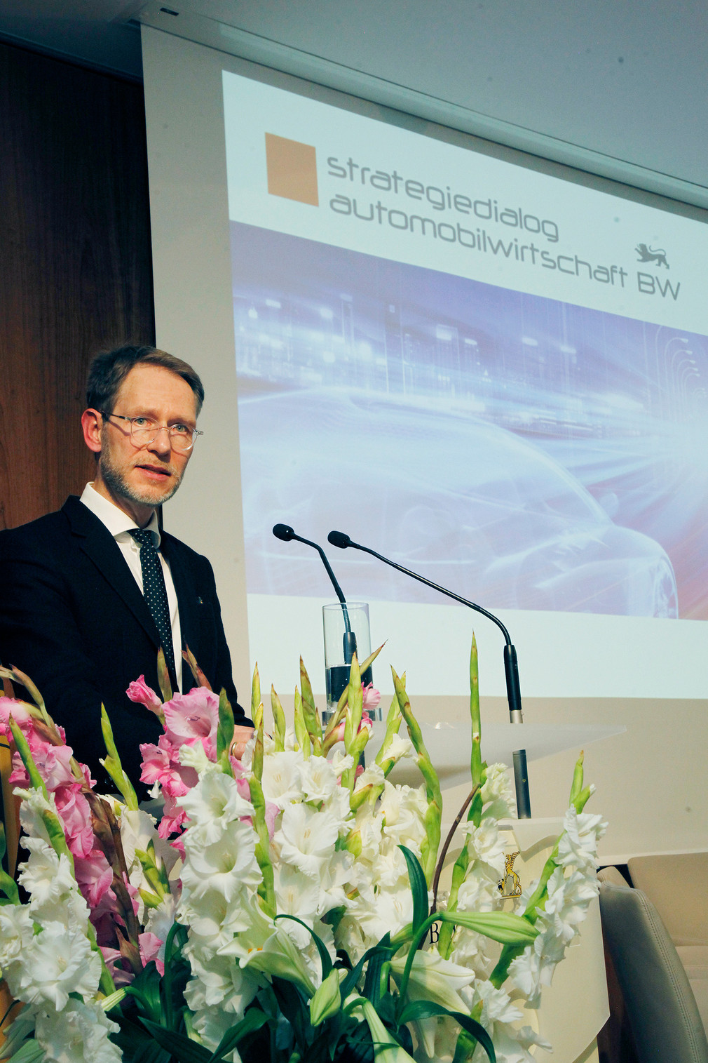 Eröffnung der öffentlichen Veranstaltung durch Staatssekretär Dr. Florian Stegmann (Bild: © Alexander Louvet)