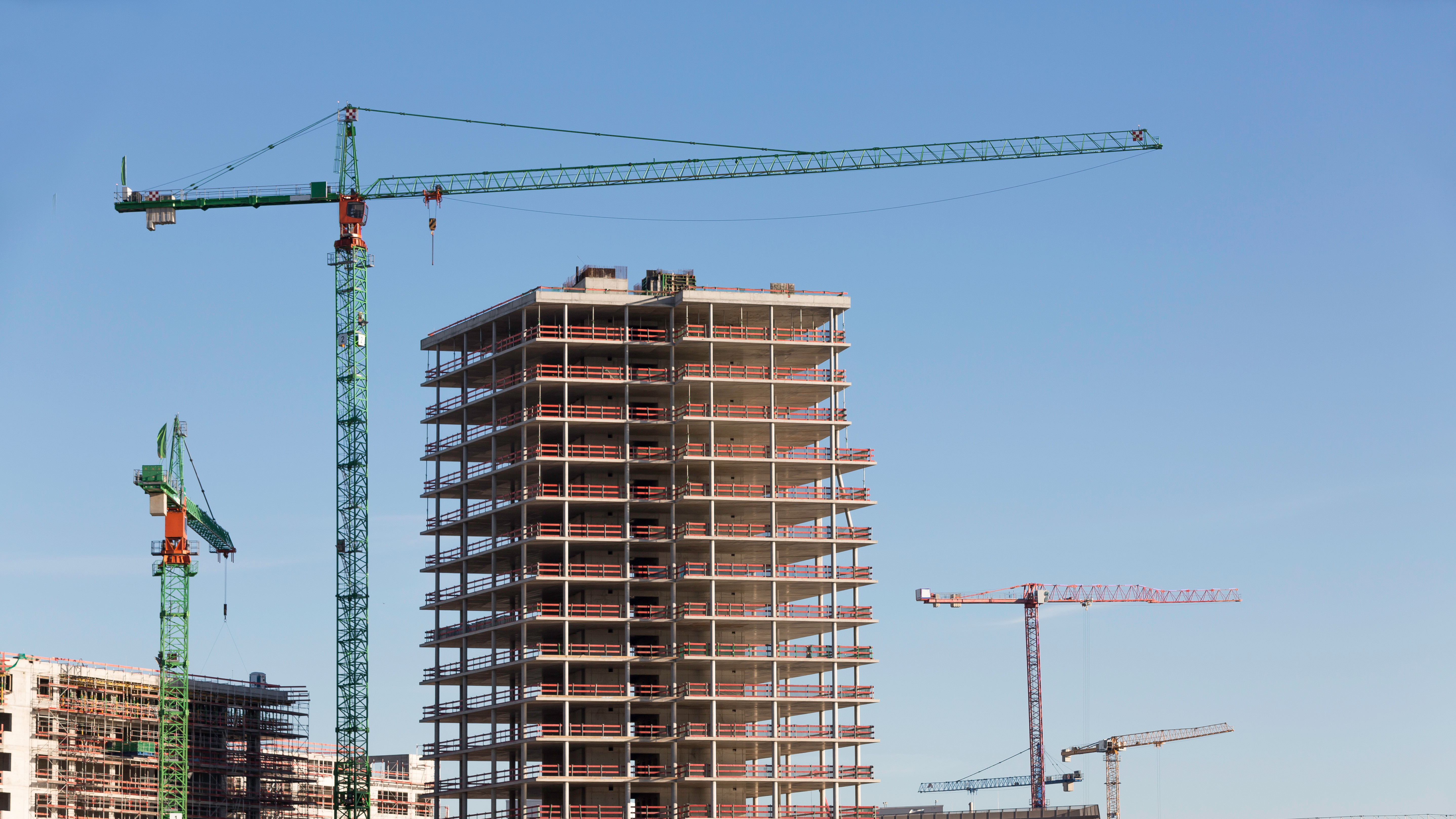 Baustelle mit Kran, Gebäude