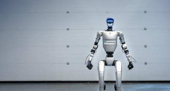 auf dem Bild ist ein humanoider Roboter zu sehen. 