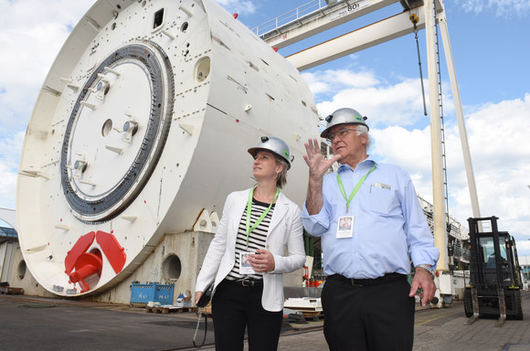 Interessante Einblicke Tunnelbohrmaschinen in die Herstellung von Tunnelbohrmaschinen gewann die Ministerin beim Weltmarktführer Herrenknecht in Schwanau.