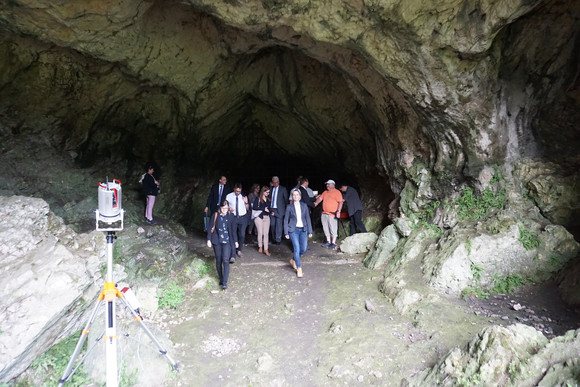 Denkmalpflege Ministerin besucht UNESCO-Welterbestätte Besuch Hohlenstein-Stadel im Lonetal im Rahmen des Besuchs der Höhlen und Eiszeitkunst auf der Schwäbischen Alb am 8. August 2017