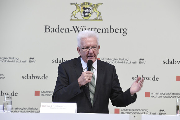Top-Level-Meeting Fünfte Jahresveranstaltung des Strategiedialogs Automobilwirtschaft Ministerpräsident Winfried Kretschmann spricht auf der Pressekonferenz bei der fünften Jahresveranstaltung des Strategiedialogs Automobilwirtschaft.