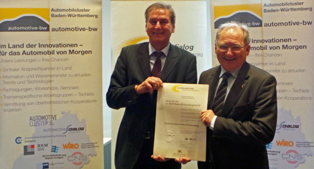 Staatssekretär Peter Hofelich übergibt die Urkunde an Dr. Albrecht Fridrich (links), automotive BW