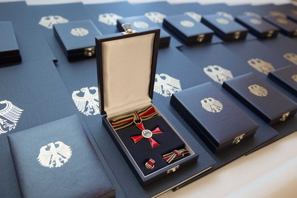 Tag des Ehrenamtes Kretschmann würdigt besonderes ehrenamtliches Engagement Verdienstkreuz am Bande des Verdienstordens der Bundesrepublik Deutschland