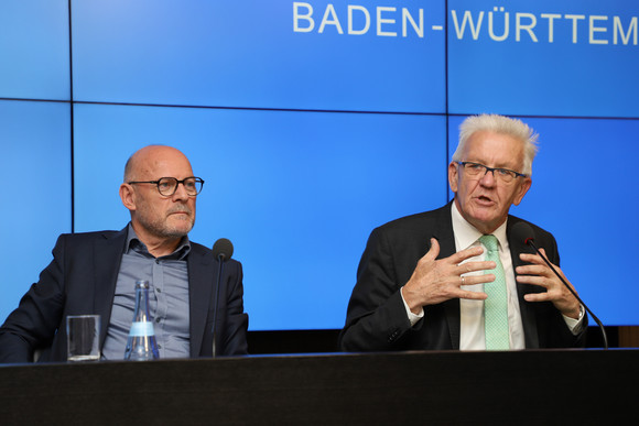 Pressekonferenz Regierungspressekonferenz Verkehrsminister Winfried Hermann (l.) und Ministerpräsident Winfried Kretschmann (r.) (Bild: Staatsministerium Baden-Württemberg)