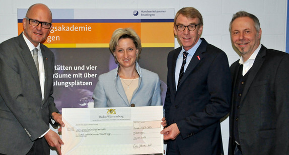 Wirtschaftsministerin Dr. Nicole Hoffmeister-Kraut am 12. April 2017 in Tübingen bei der Übergabe eines Bewilligungsbescheides an Harald Herrmann, Präsident der Handwerkskammer Reutlingen.