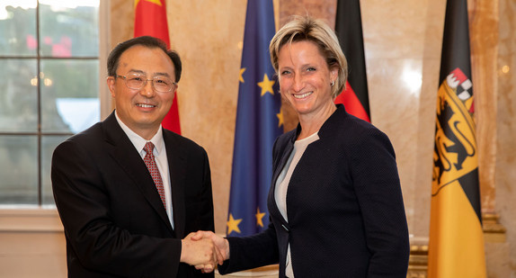 Hochrangige Delegation aus der chinesischen Provinz Jiangsu: Wirtschaftsministerin Dr. Hoffmeister-Kraut und der Gouverneur der Provinz Jiangsu, Wu Zhenglong, in Stuttgart (Quelle: Staatsministerium Baden-Württemberg)