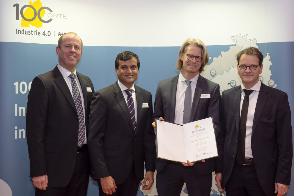 Ministerialdirektor Michael Kleiner mit den Preisträgern der Siemens AG Getriebemotorenwerk (Bild: © Martin Storz)