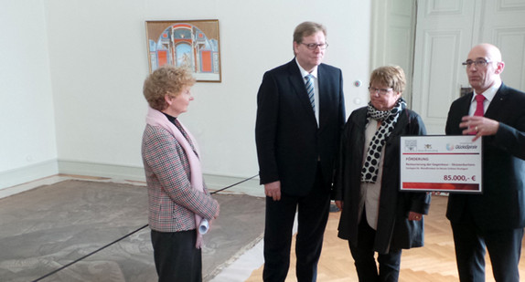 Dr. Saskia Esser vom Landesdenkmalamt erläutert Ministerialdirektor Wolfgang Leidig, Marion Caspers-Merk, Geschäftsführerin von Lotto BW und Michael Hörmann, Geschäftsführer der Staatlichen Schlösser und Gärten die Gegenbaur Skizzenkartons.