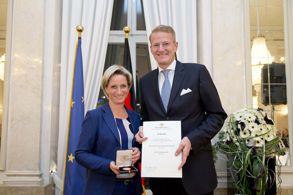 Ministerin Dr. Nicole Hoffmeister-Kraut verleiht die Wirtschaftsmedaille an Prof. Dr. Hanns-Peter Knaebel, Vorstand der Aesculap AG, Tuttlingen.