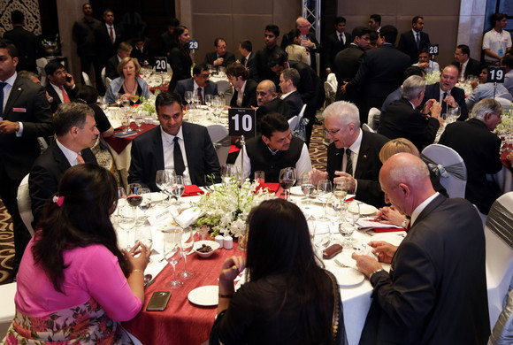 Delegationsreise Ministerpräsident Kretschmann besucht Indien Abschlussfeier des mehrtägigen Wirtschafts- und Kulturkongresses „Delivering Change Forum“ in Mumbai - Ministerpräsident Winfried Kretschmann im Gespräch mit dem Ministerpräsidenten von Maharashtra, Chief Minister Devendra Fadnavis