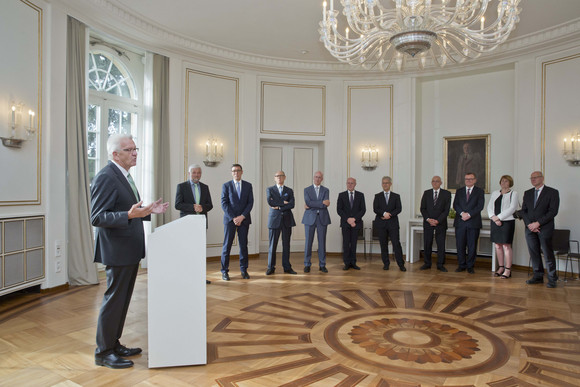 Justiz Treffen mit Präsidenten der Obersten Gerichtshöfe des Bundes Ministerpräsident Winfried Kretschmann (l.) spricht zu den Präsidentinnen und Präsidenten der Obersten Gerichtshöfe des Bundes