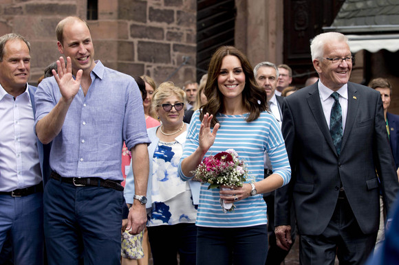 Besuch Herzogpaar von Cambridge besucht Heidelberg Spaziergang zur Alten Brücke: Ministerpräsident Winfried Kretschmann (r.), Herzogin Catherine (M.), Prinz William (2.v.l.) und Heidelbergs Oberbürgermeister Prof. Dr. Eckart Würzner (l.)