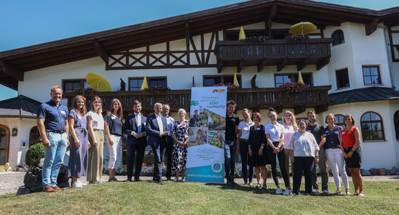 Gruppenbild vor dem Naturresort Gerbehof in Friedrichshafen