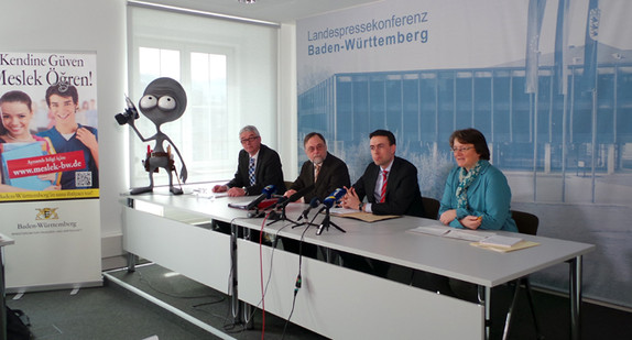 Finanz- und Wirtschaftsminisrter Dr. Nils Schmid und der Präsident des Baden-Württembergischen IHK-Tags stellten die Kampagne „Kendine Güven, Meslek Ögren!“ vor.