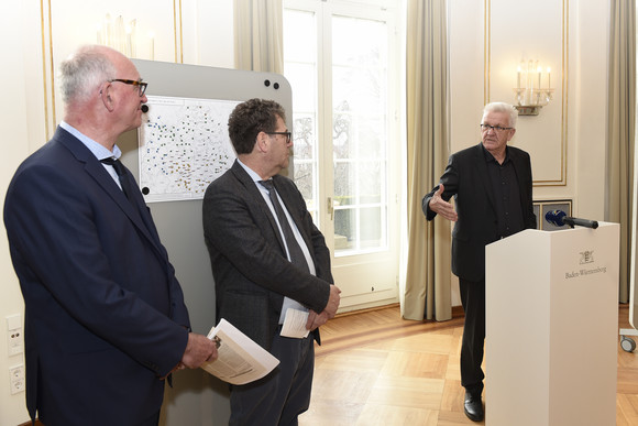 Dialekt Sprachliche Vielfalt ist ein erhaltenswertes Kulturgut Ministerpräsident Winfried Kretschmann (r.), Prof. Reinhard Johler (M.) und Prof. Dr. Hubert Klausmann (l.) (Bild: Staatsministerium Baden-Württemberg)