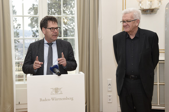 Dialekt Sprachliche Vielfalt ist ein erhaltenswertes Kulturgut Prof. Reinhard Johler (l.) und Ministerpräsident Winfried Kretschmann (r.) (Bild: Staatsministerium Baden-Württemberg)