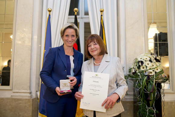 Ministerin Dr. Nicole Hoffmeister-Kraut verleiht die Wirtschaftsmedaille an Brigitte Vöster-Alber, Geschäftsführende Gesellschafterin der Firma GEZE GmbH, Leonberg.