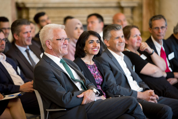 Iftar-Empfang Kretschmann lädt anlässlich des Ramadan zum Fastenbrechen ein Ministerpräsident Winfried Kretschmann (l.) und Landtagspräsidentin Muhterem Aras (2.v.l.)
