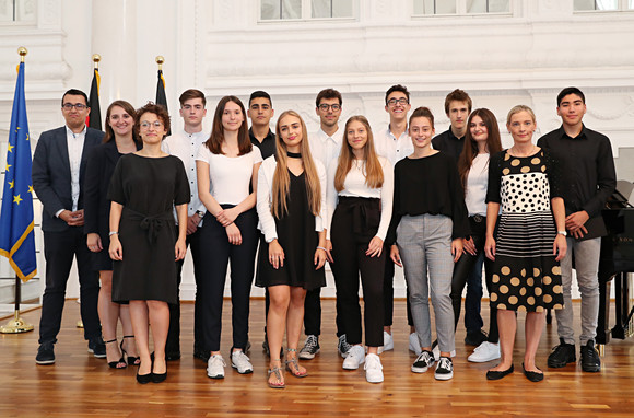 Festakt Würdigung des Widerstands gegen den Nationalsozialismus Schülerinnen und Schüler des Ferdinand-Porsche-Porsche-Gymnasiums (Bild: Staatsministerium Baden-Württemberg)