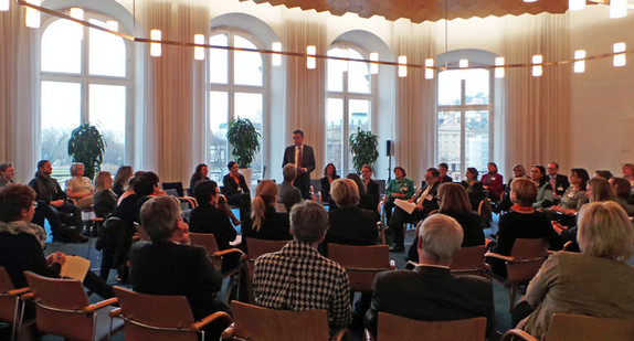 Veranstaltung „Politik und Wirtschaft im Dialog: Top-Talente binden und Frauenkarrieren fördern“ am 23. Februar 2015 in Stuttgart. Minister Schmid tauscht sich mit dem Präsidenten des Baden-Württembergischen Industrie- und Handelskammertags e.V., Dr. Peter Kulitz, mit Spitzenfrauen aus baden-württembergischen Unternehmen und Mitgliedern der IHK-Vollversammlungen im Land über die Herausforderungen der Fachkräftesicherung und insbesondere über das Thema Frauen in Führungspositionen aus.