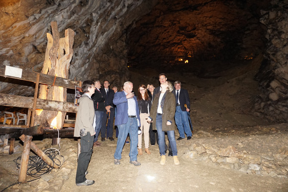 Denkmalpflege Ministerin besucht UNESCO-Welterbestätte Besuch Hohle Fels im Achtal im Rahmen des Besuchs der Höhlen und Eiszeitkunst auf der Schwäbischen Alb am 8. August 2017