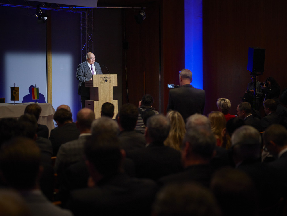 Bundeswirtschaftsminister Peter Altmaier spricht an einem Pult (Bild: © Jan Pauls)