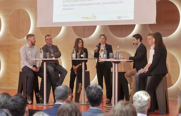 Als „großen Erfolg“ bezeichnete Wirtschaftsministerin Dr. Nicole Hoffmeister-Kraut die Initiative Ausbildungsbotschafter beim Kongress „Wir stehen für Ausbildung!“ am 15. Mai 2017 in Stuttgart. Hier begrüßte die Ministerin rund 350 Auszubildende, Ausbilderinnen und Ausbilder, Personalverantwortliche, Lehrkräfte sowie Berufsberaterinnen und Berufsberater aus ganz Baden-Württemberg.