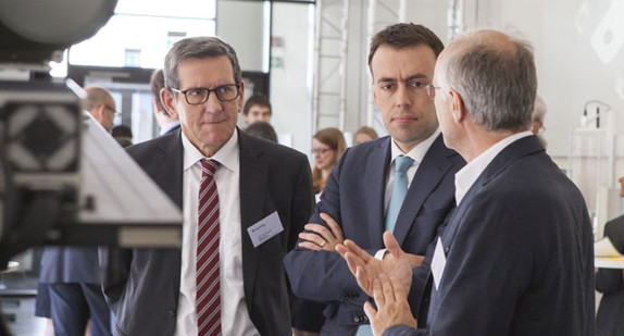 Minister Dr. Nils Schmid und Prof. Reinhold R. Geilsdörfer, Präsident der DHBW, lassen sich beim Fraunhofer IAF aktuelle Forschungsprojekte erklären. (Foto: Fraunhofer IAF)