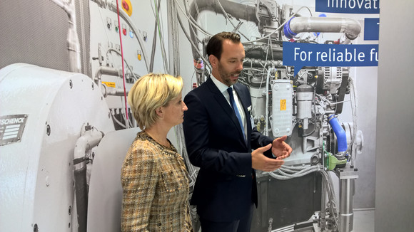 Wirtschaftsministerin Dr. Nicole Hoffmeister-Kraut hat sich am 23. September 2016 beim Besuch auf der 66. IAA Nutzfahrzeuge in Hannover einen Eindruck von den Trends der Industrie aus Baden-Württemberg in Forschung, Produktion sowie über künftige Herausforderungen im Bereich vernetztes und automatisiertes Fahren sowie der Elektromobilität im Nutzfahrzeug verschafft.