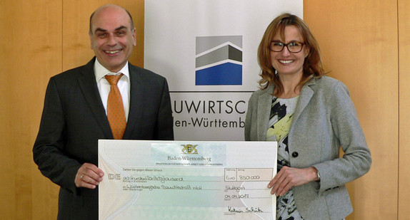 Staatssekretärin Katrin Schütz übergab am 4. April 2017 einen Bewilligungsbescheid an Dieter Diener, Hauptgeschäftsführer der Württembergischen Bauwirtschaft mbH.