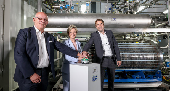 Wirtschaftsministerin Dr. Nicole Hoffmeister-Kraut besucht am 2. August 2022 das Zentrum für Sonnenenergie- und Wasserstoff-Forschung Baden-Württemberg (ZSW). Die Ministerin betätigte den Startknopf für das Herzstück des vom Wirtschaftsministerium mit fünf Millionen Euro geförderten Verbundprojekts „Elektrolyse made in Baden-Württemberg“:
