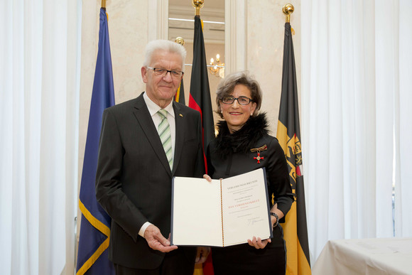 Tag des Ehrenamtes Kretschmann würdigt besonderes ehrenamtliches Engagement Ministerpräsident Winfried Kretschmann (l.) und Gudrun Wilhelm (r.)