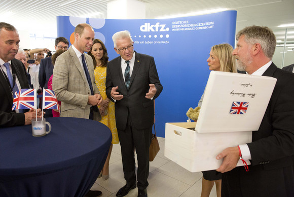 Besuch Herzogpaar von Cambridge besucht Heidelberg Deutsches Krebsforschungszentrum: Ministerpräsident Winfried Kretschmann (3.v.r.), Prinz William (5.v.r.), Herzogin Catherine (4.v.r.) und Josef Puchta (l.), Kaufmännischer Vorstand