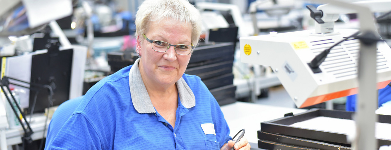 Eine Frau lötet eine Platine (© industrieblick, Adobe Stock)