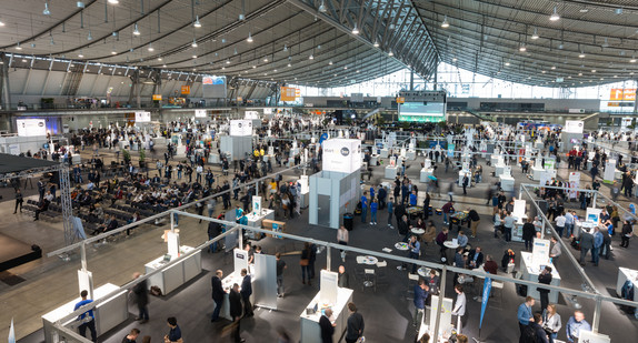 Blick in eine Messehalle der Messe Stuttgart