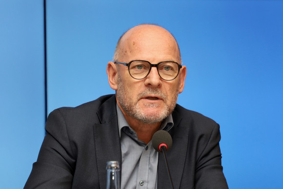 Pressekonferenz Regierungspressekonferenz Verkehrsminister Winfried Hermann (Bild: Staatsministerium Baden-Württemberg)