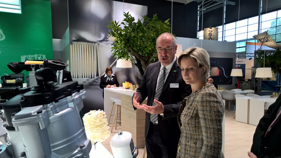 Wirtschaftsministerin Dr. Nicole Hoffmeister-Kraut hat sich am 23. September 2016 beim Besuch auf der 66. IAA Nutzfahrzeuge in Hannover einen Eindruck von den Trends der Industrie aus Baden-Württemberg in Forschung, Produktion sowie über künftige Herausforderungen im Bereich vernetztes und automatisiertes Fahren sowie der Elektromobilität im Nutzfahrzeug verschafft.